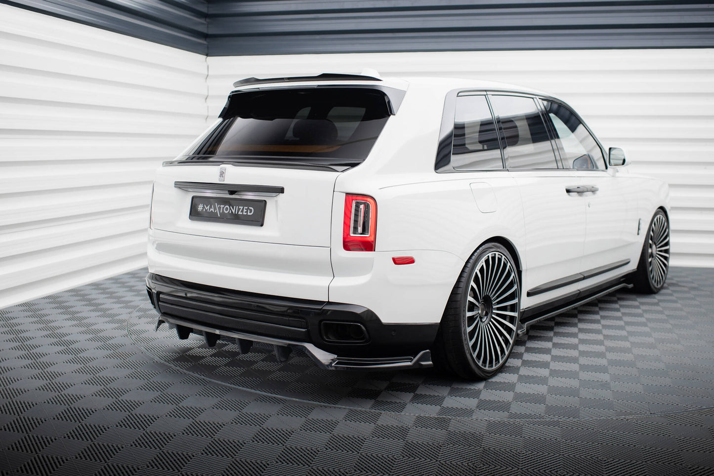 Maxton Mittlerer Diffusor Heck Ansatz DTM Look für Rolls Royce Cullinan schwarz Hochglanz