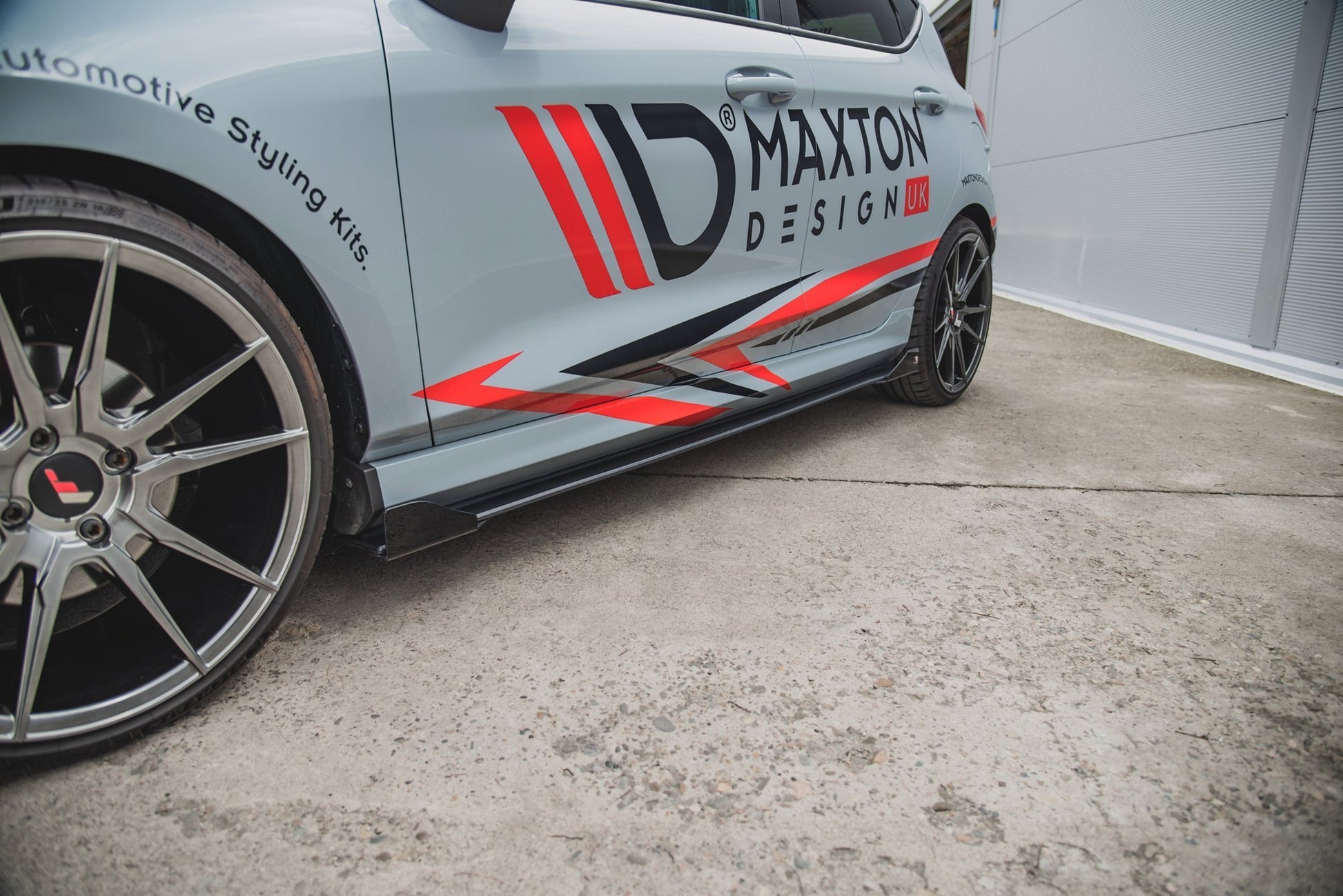 Maxton Robuste Racing Seitenschweller Ansatz für für + Front Stoßstangen Racing Flaps passend für Ford Fiesta Mk8 ST / ST-...