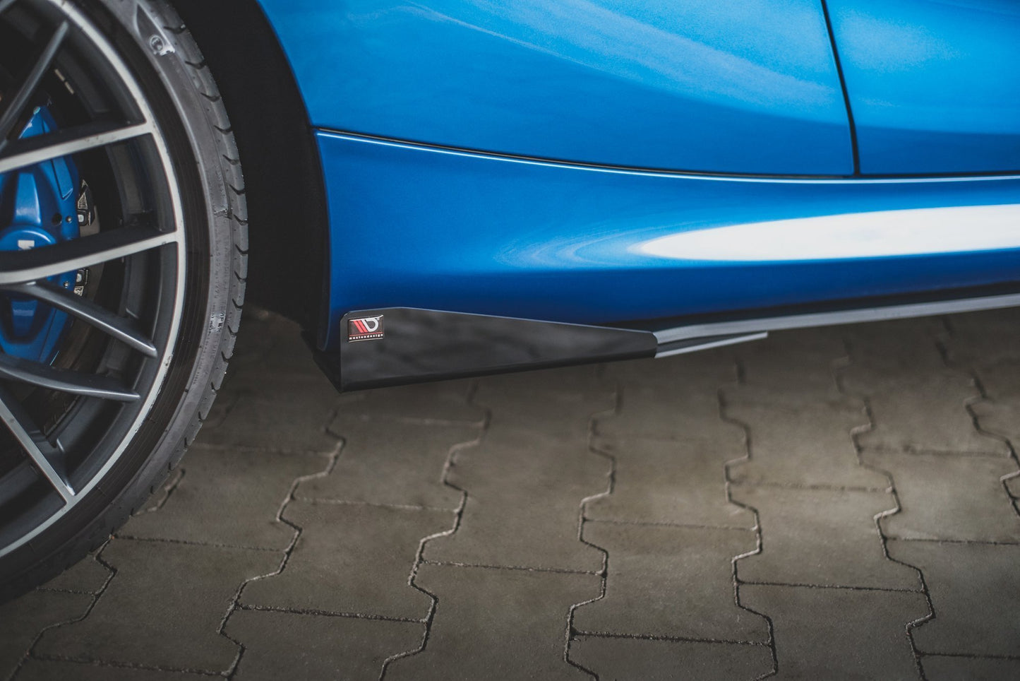 Maxton Robuste Racing Seitenschweller Ansatz für für + Flaps BMW 1er F21 M135i / M140i / M-Paket schwarz Hochglanz