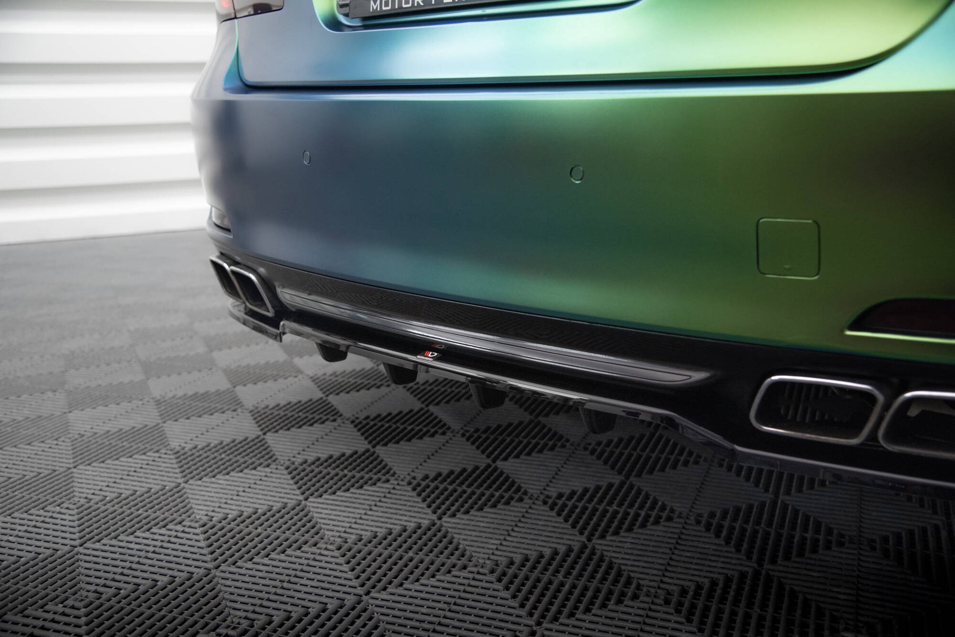Maxton Mittlerer Diffusor Heck Ansatz DTM Look für BMW 7 F01 schwarz Hochglanz