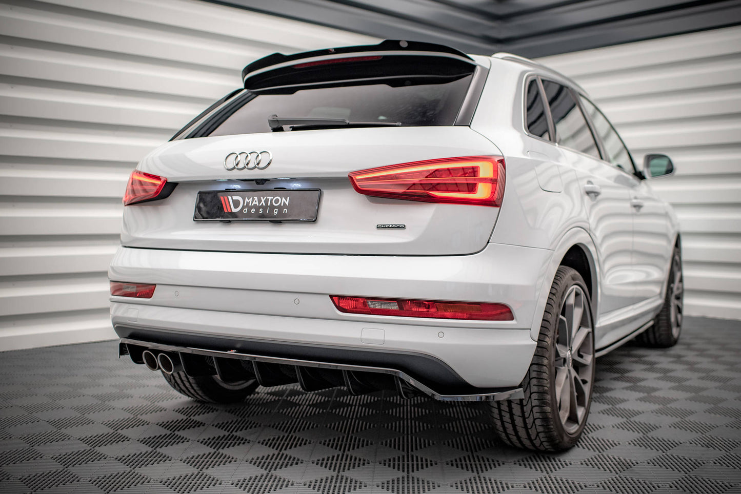 Maxton Mittlerer Diffusor Heck Ansatz DTM Look für Audi Q3 Sport 8U Facelift schwarz Hochglanz
