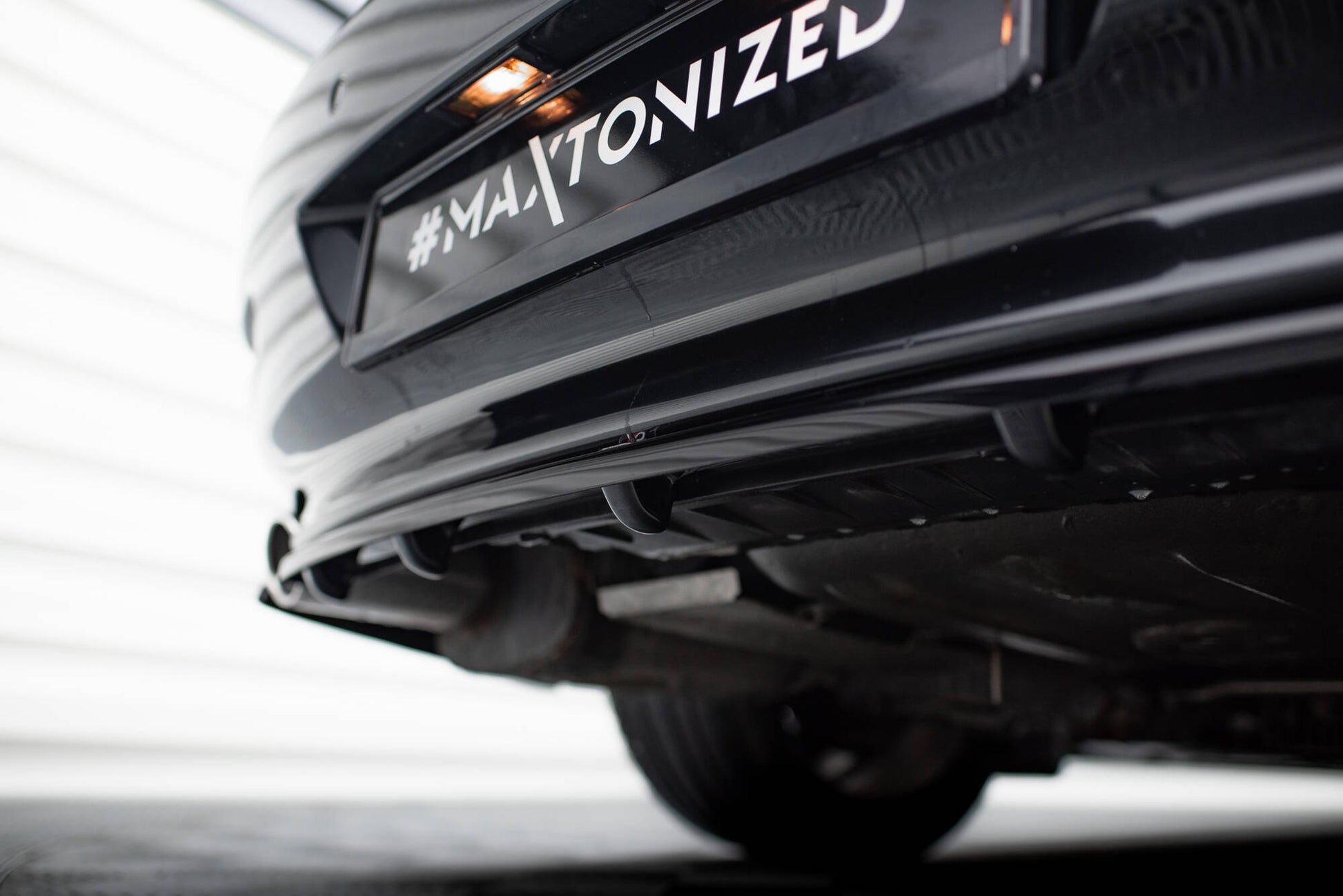 Maxton Mittlerer Diffusor Heck Ansatz DTM Look für BMW 6er Coupe / Cabrio E63 / E64 schwarz Hochglanz