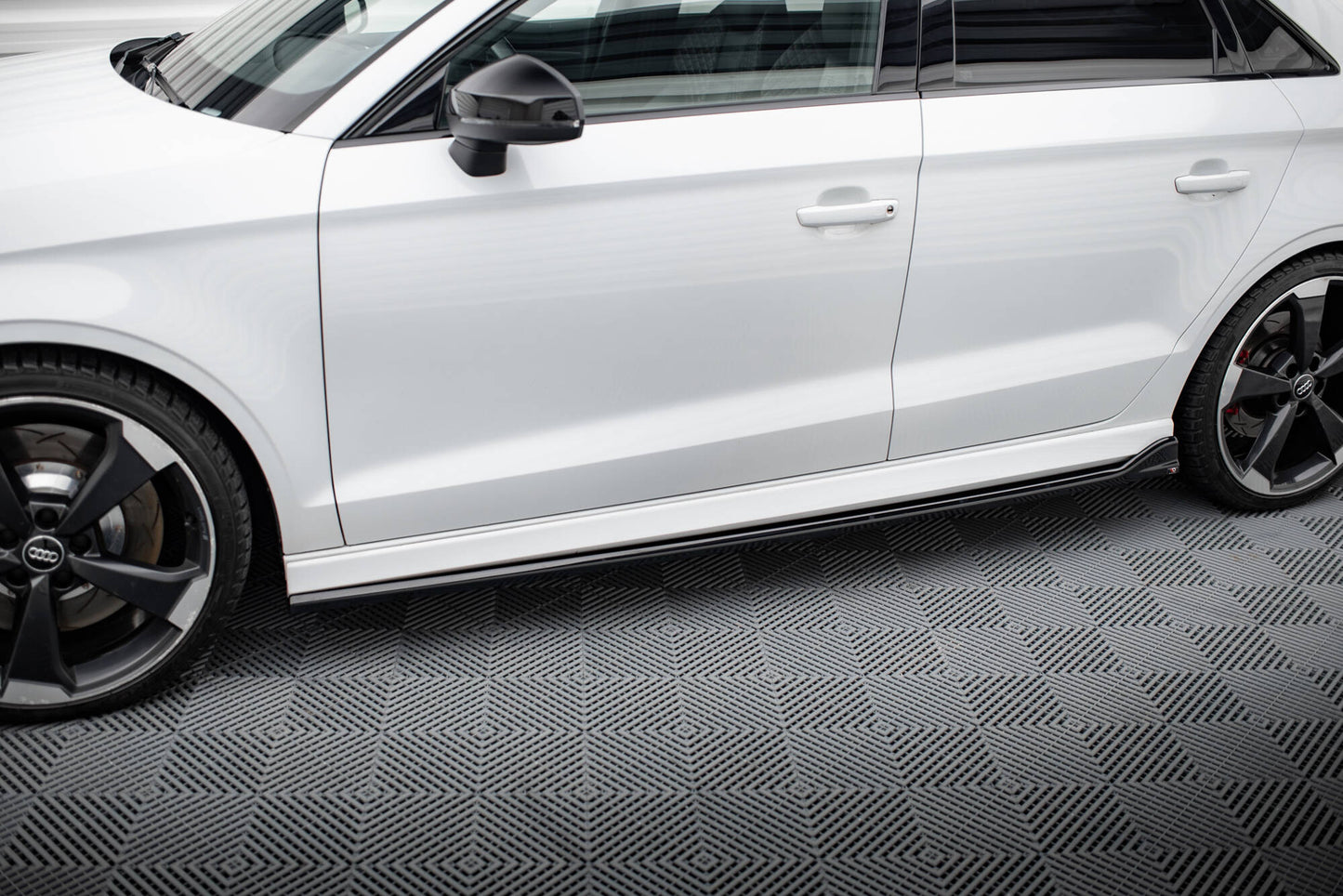 Maxton Seitenschweller Ansatz für V.3 für Audi RS3 Limousine 8V Facelift schwarz Hochglanz