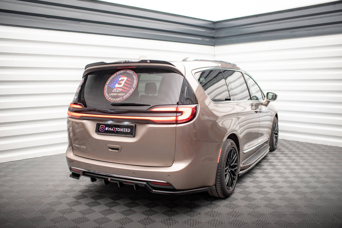 Maxton Mittlerer Diffusor Heck Ansatz DTM Look für Chrysler Pacifica Mk2 schwarz Hochglanz