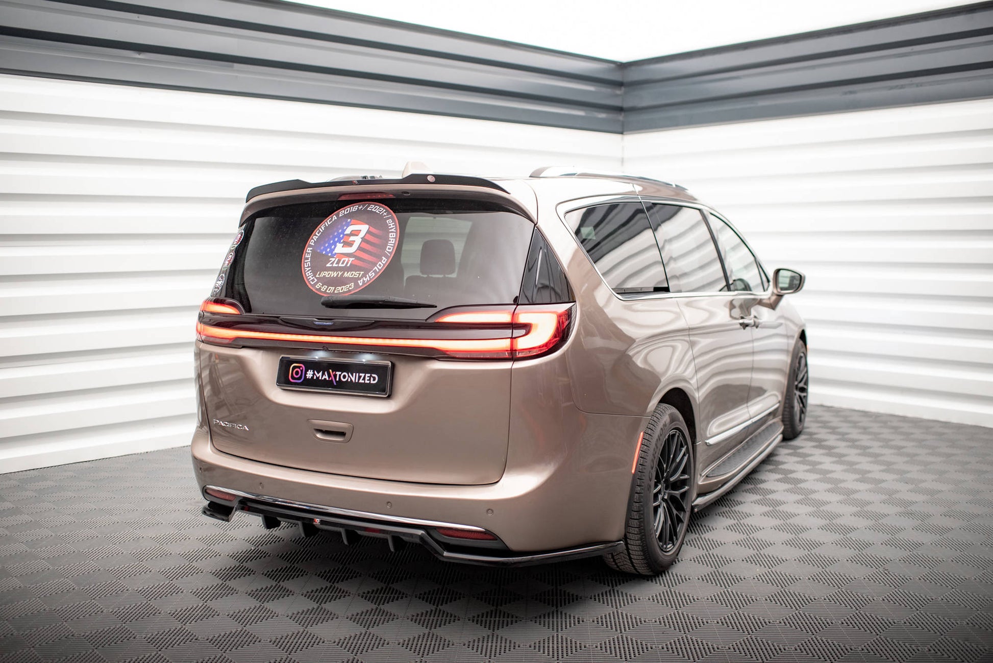 Maxton Mittlerer Diffusor Heck Ansatz DTM Look für Chrysler Pacifica Mk2 schwarz Hochglanz