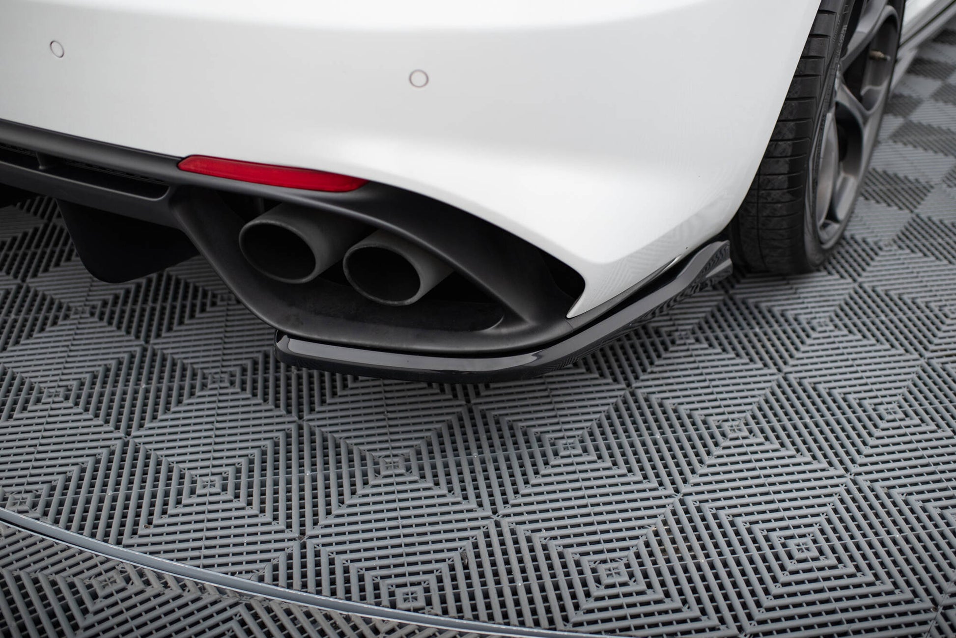 Maxton Heck Ansatz Flaps Diffusor für Alfa Romeo Giulia Quadrifoglio schwarz Hochglanz