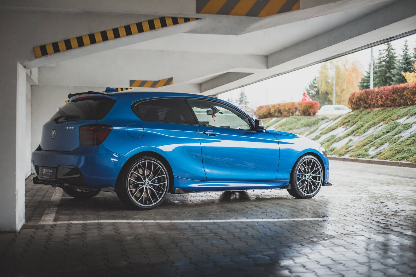 Maxton Robuste Racing Seitenschweller Ansatz für für + Flaps BMW 1er F21 M135i / M140i / M-Paket schwarz Hochglanz