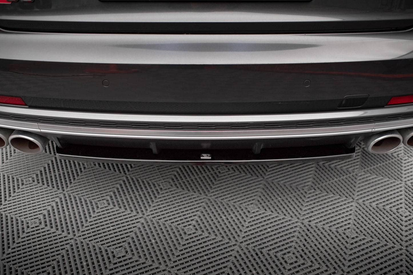 Maxton Mittlerer Diffusor Heck Ansatz für Audi S8 D5 schwarz Hochglanz
