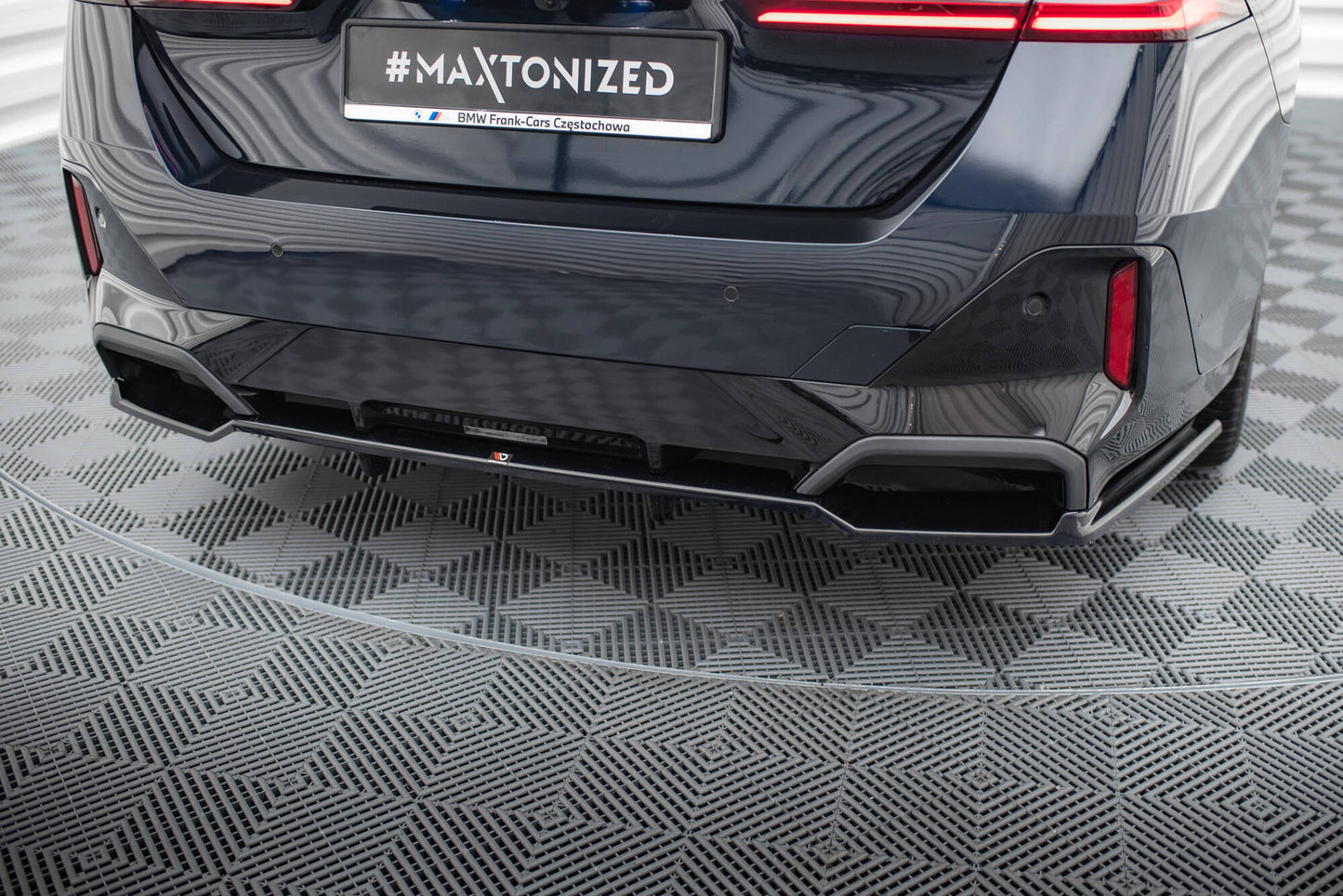 Maxton Mittlerer Diffusor Heck Ansatz DTM Look für V.1 BMW 5er M-Paket G60 schwarz Hochglanz