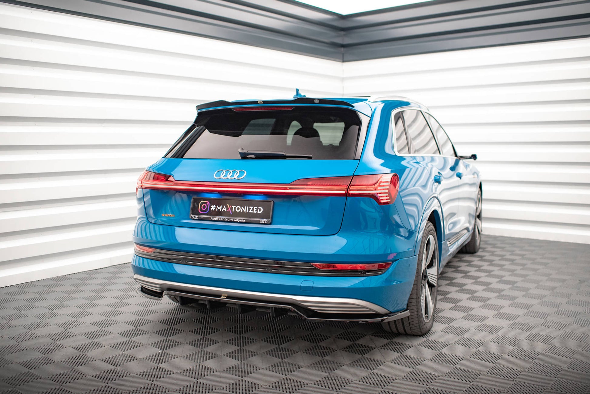 Maxton Spoiler CAP für Audi e-tron schwarz Hochglanz