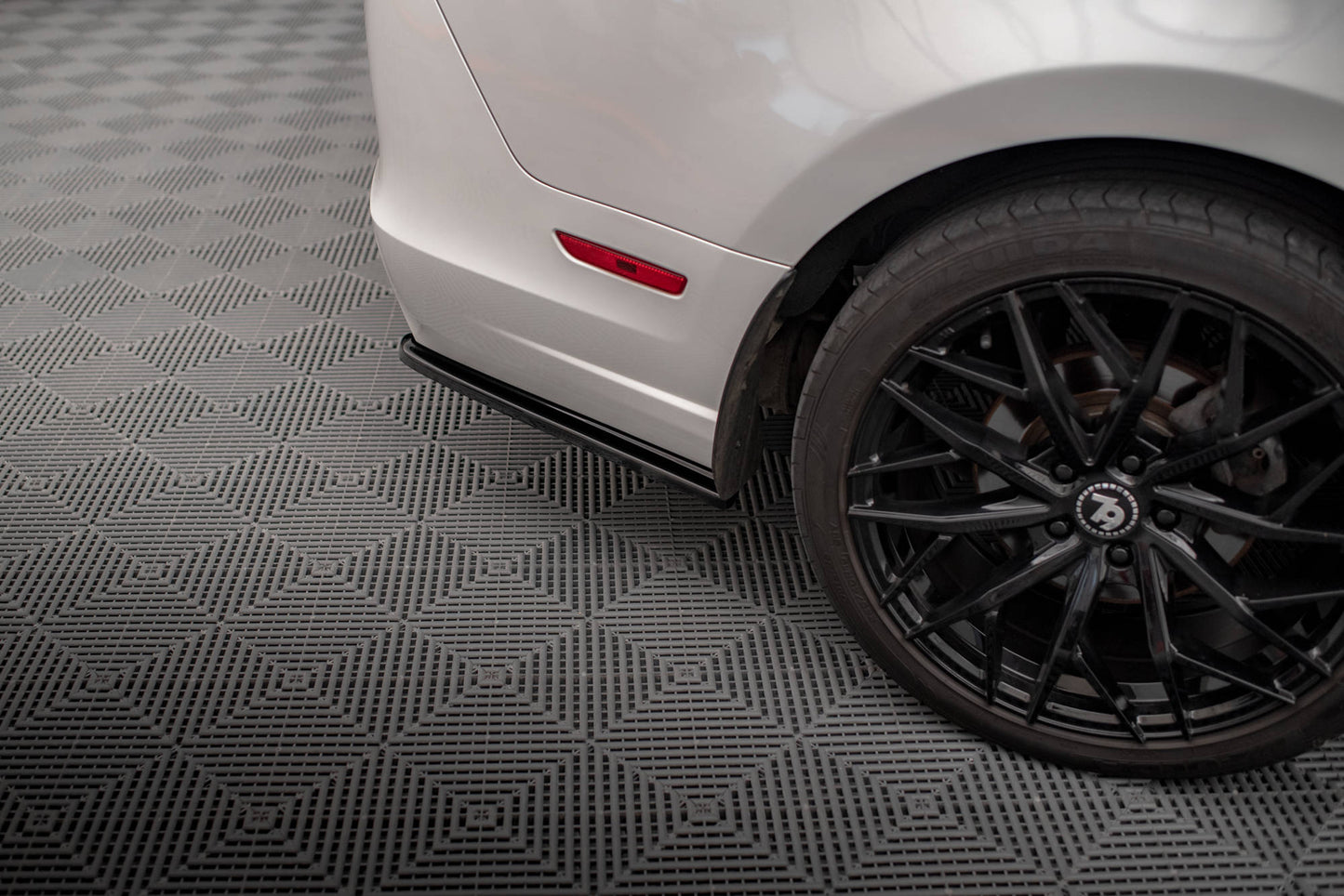 Maxton Heck Ansatz Flaps Diffusor für Ford Mustang Mk5 Facelift schwarz Hochglanz