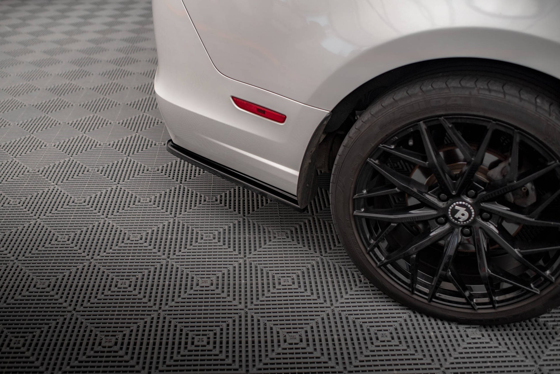 Maxton Heck Ansatz Flaps Diffusor für Ford Mustang Mk5 Facelift schwarz Hochglanz