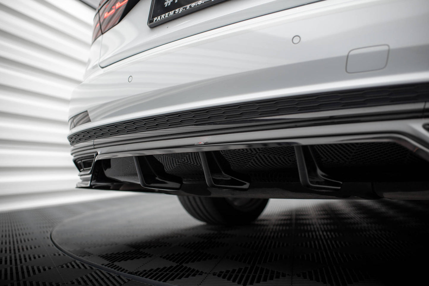 Maxton Mittlerer Diffusor Heck Ansatz DTM Look für Audi A8 S-Line D5 schwarz Hochglanz
