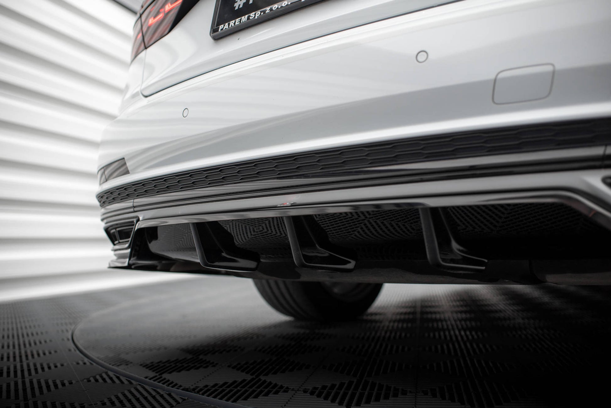 Maxton Mittlerer Diffusor Heck Ansatz DTM Look für Audi A8 S-Line D5 schwarz Hochglanz