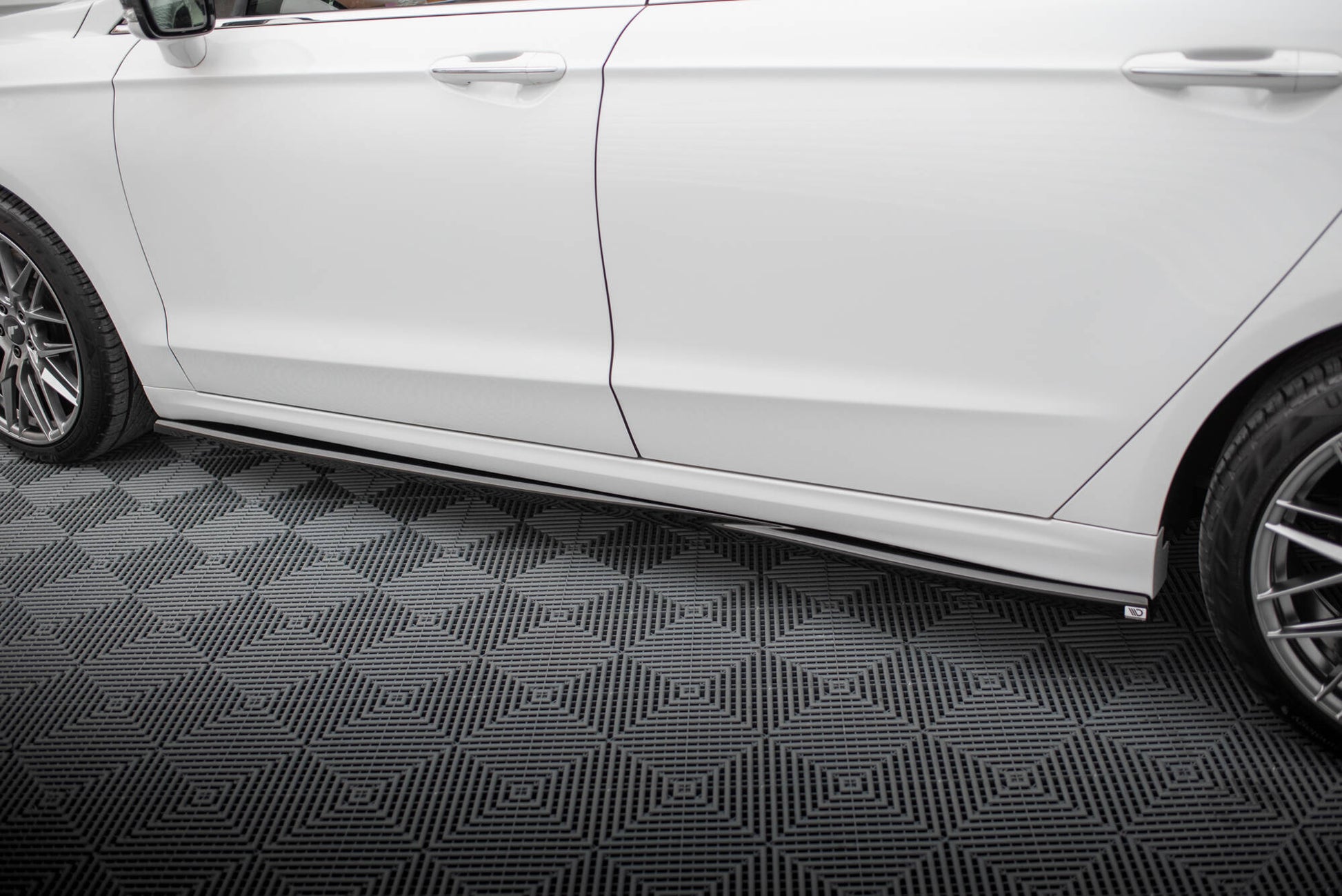 Maxton Seitenschweller Ansatz für Ford Mondeo Sport Mk5 Facelift / Fusion Sport Mk2 Facelift schwarz Hochglanz