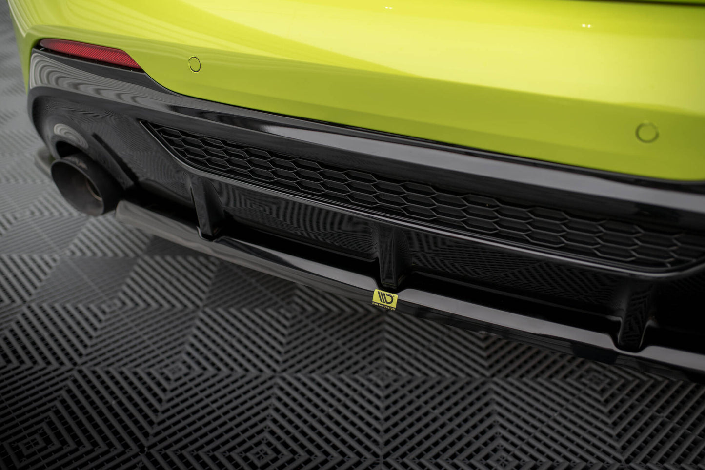 Maxton Mittlerer Diffusor Heck Ansatz V.2 für BMW M135i F40 schwarz Hochglanz