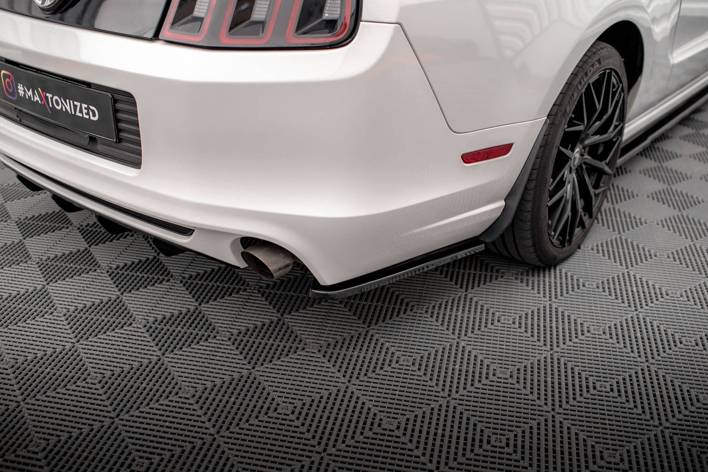 Maxton Heck Ansatz Flaps Diffusor für Ford Mustang Mk5 Facelift schwarz Hochglanz