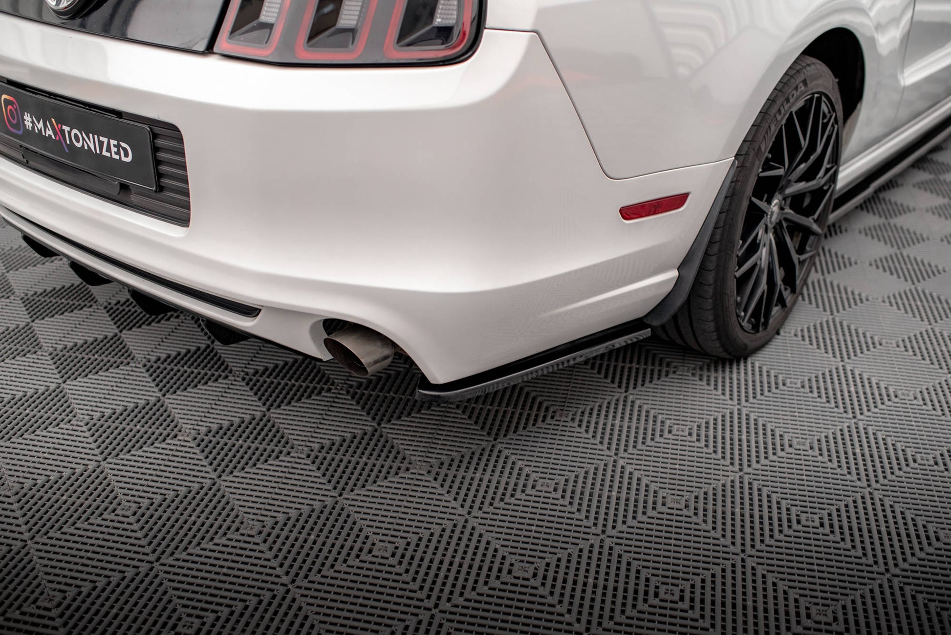 Maxton Heck Ansatz Flaps Diffusor für Ford Mustang Mk5 Facelift schwarz Hochglanz