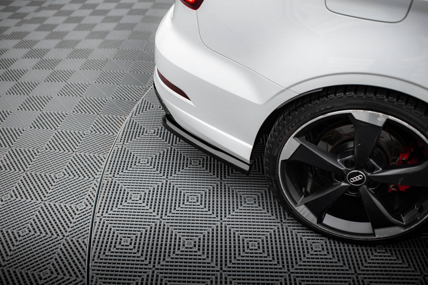 Maxton Heck Ansatz Flaps Diffusor V.2 für Audi RS3 Limousine 8V Facelift schwarz Hochglanz