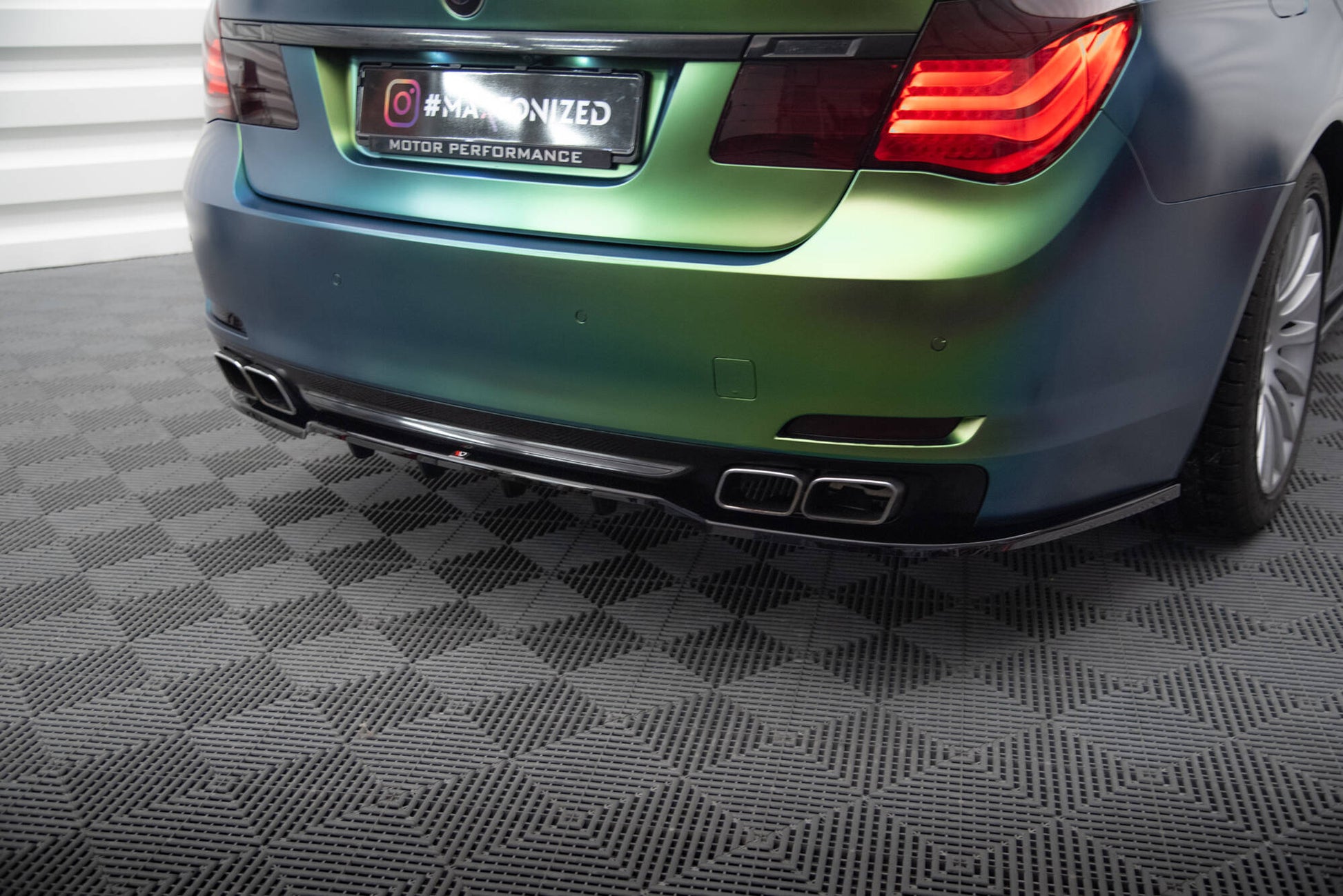 Maxton Mittlerer Diffusor Heck Ansatz DTM Look für BMW 7 F01 schwarz Hochglanz
