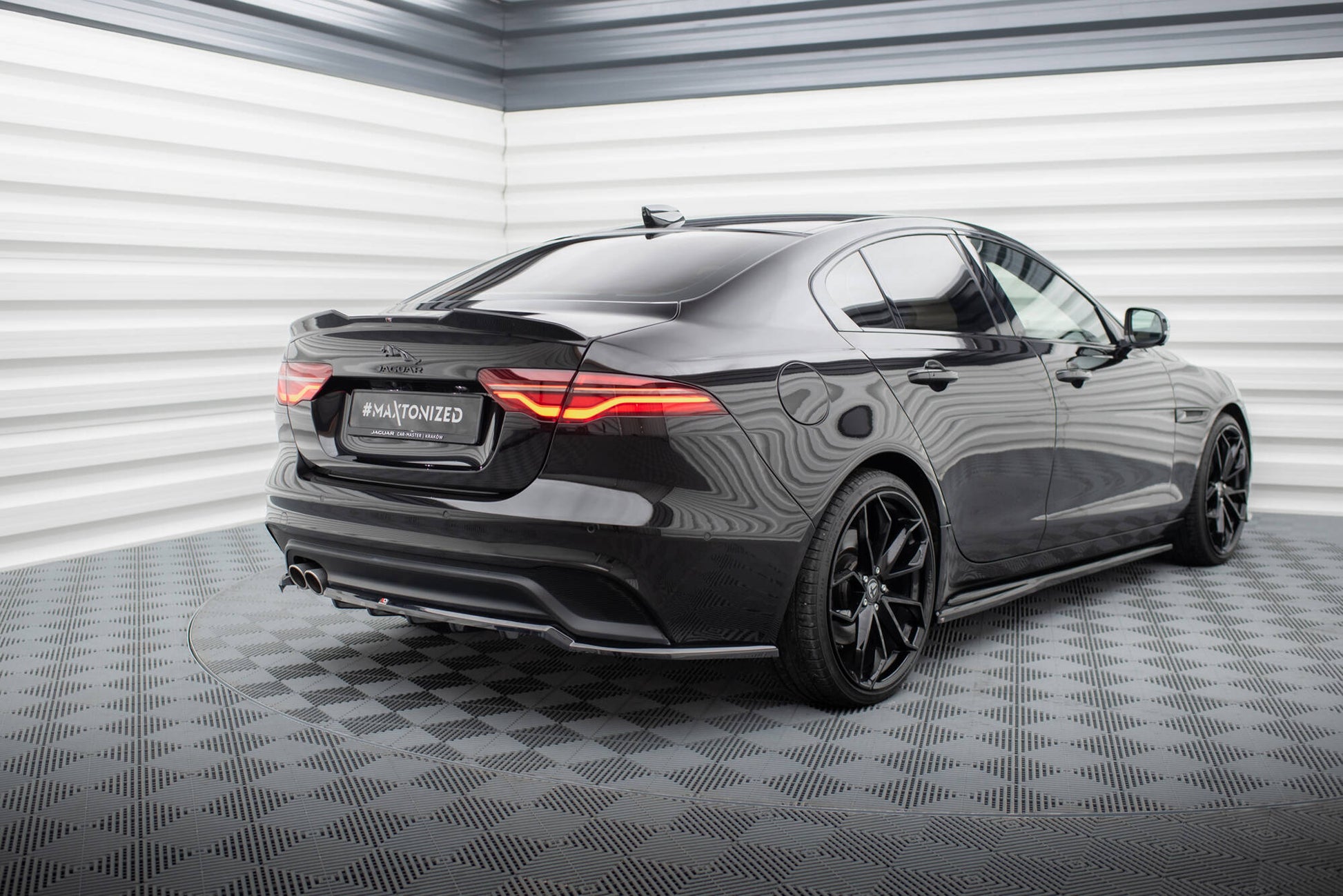 Maxton Spoiler CAP für 3D Jaguar XE X760 Facelift schwarz Hochglanz