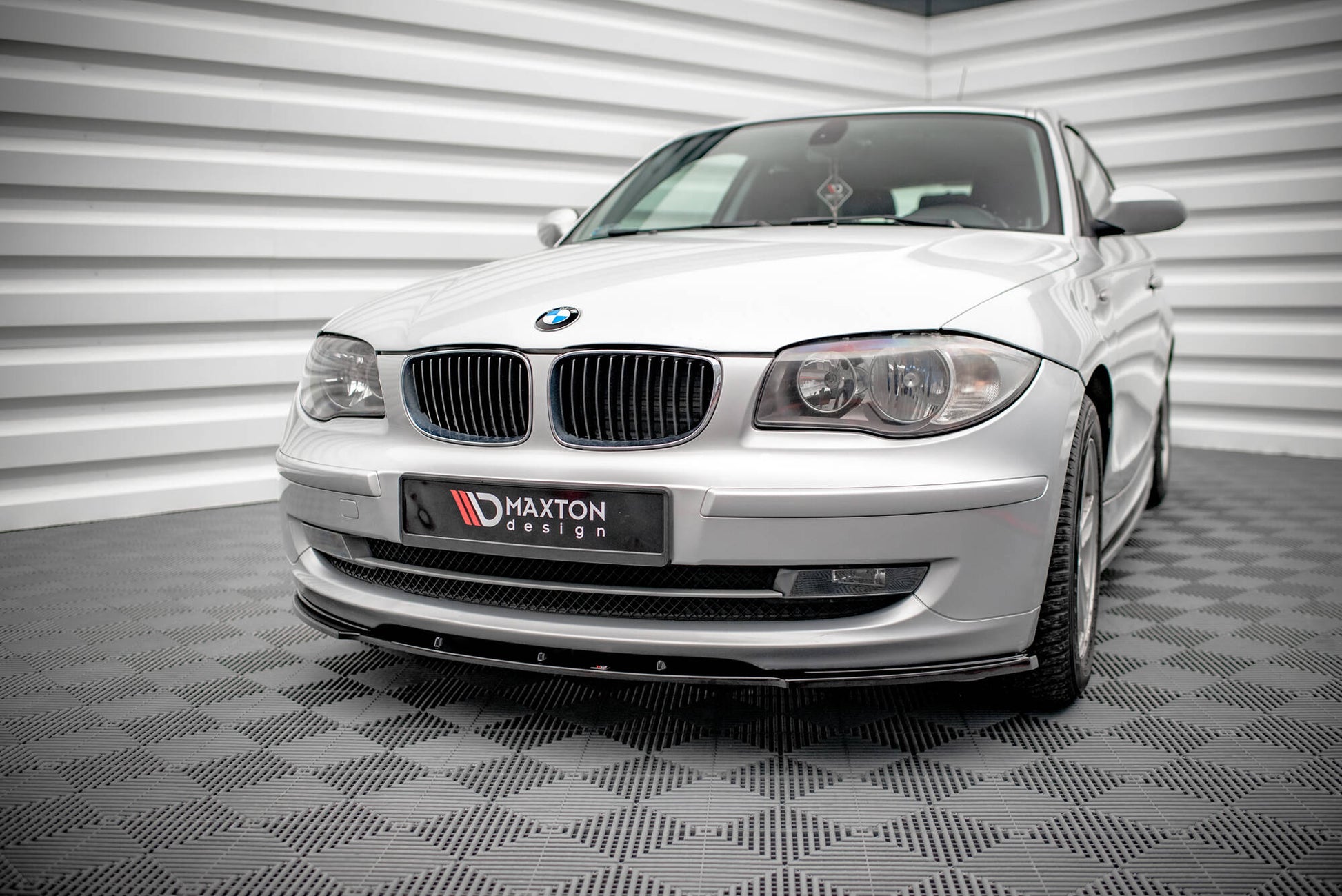 Maxton Front Ansatz V.2 für BMW 1er E81 Facelift schwarz Hochglanz