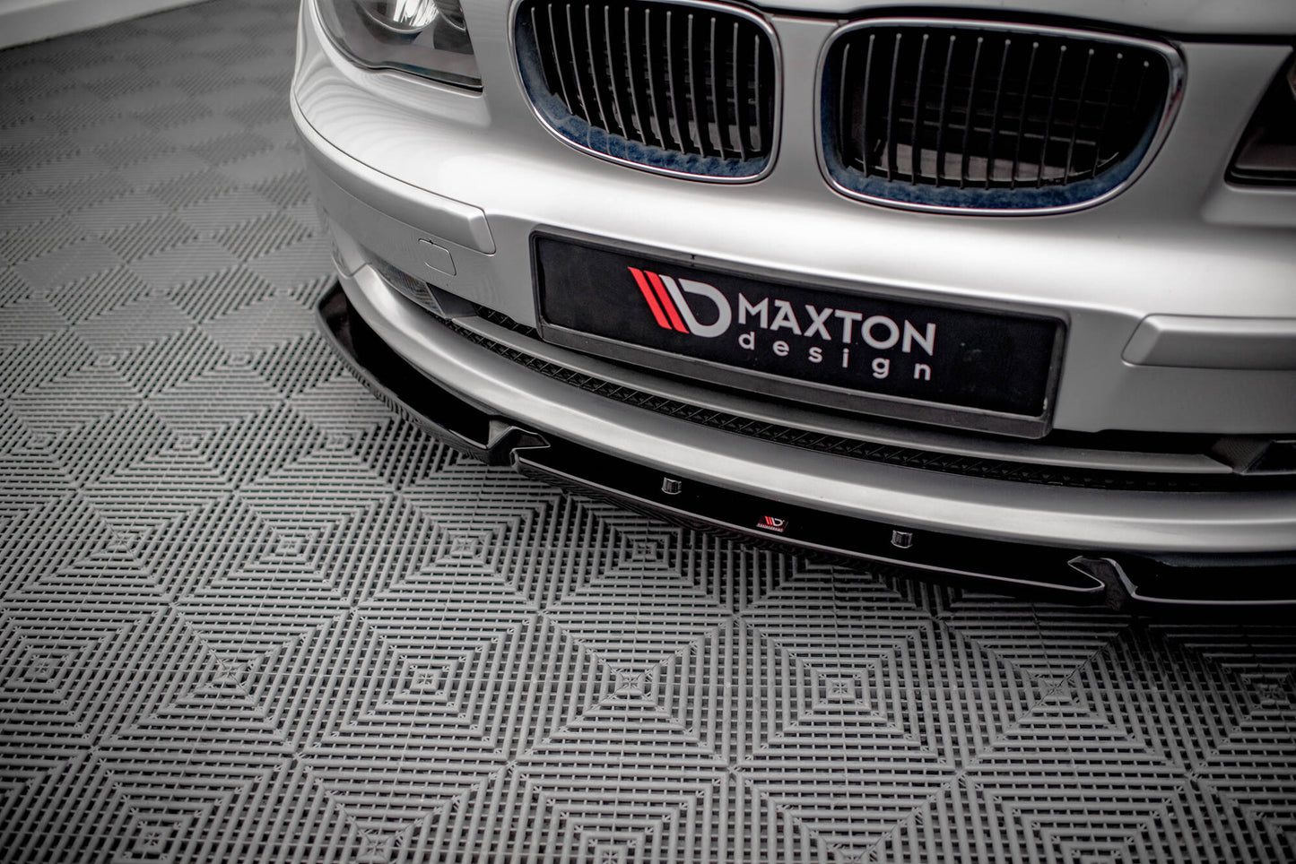 Maxton Front Ansatz V.3 für BMW 1er E81 Facelift schwarz Hochglanz