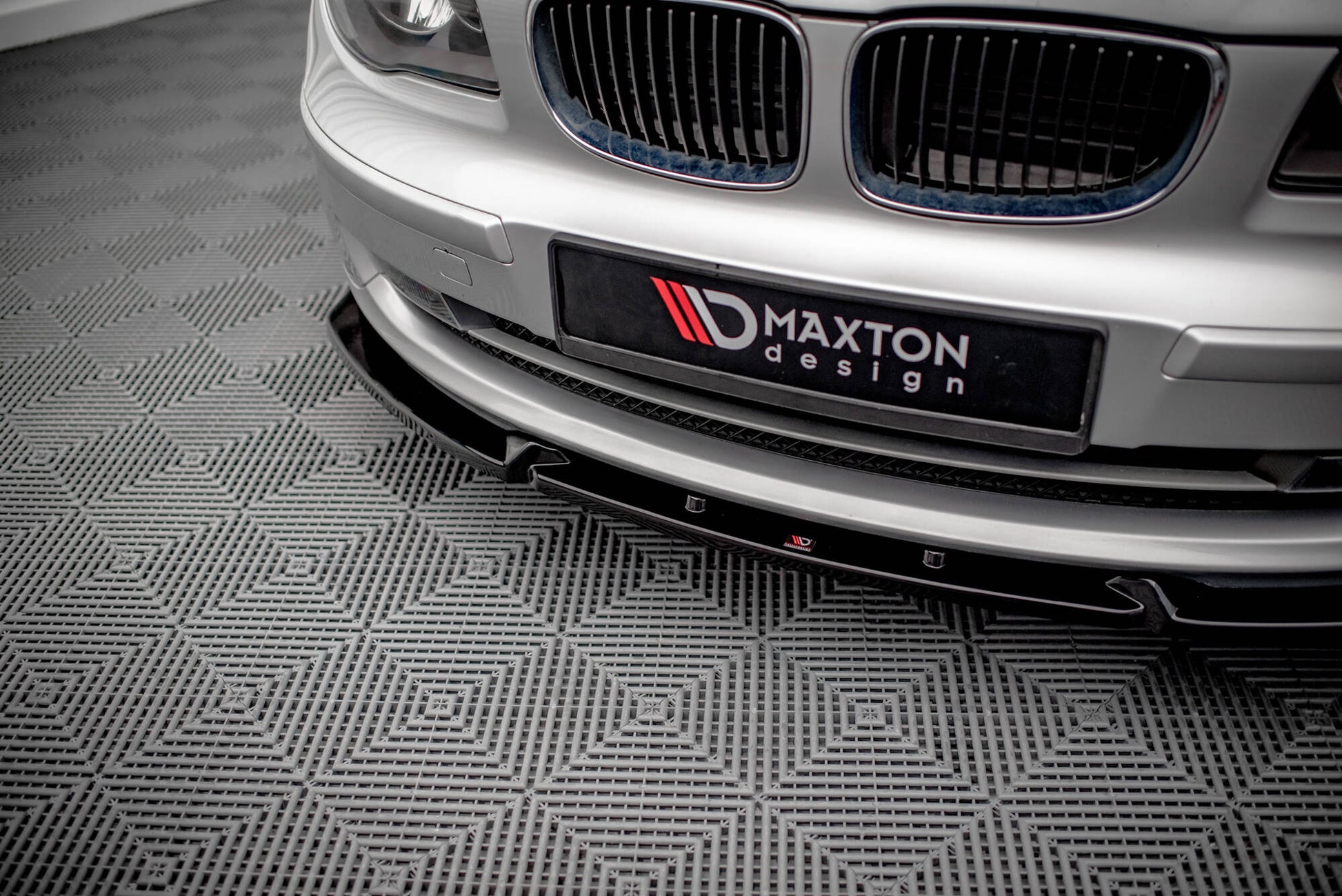 Maxton Front Ansatz V.3 für BMW 1er E81 Facelift schwarz Hochglanz
