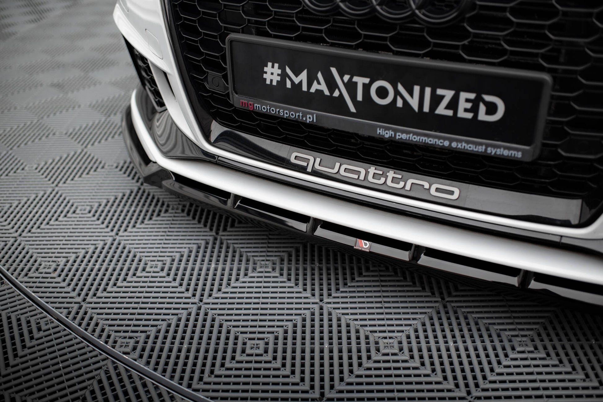 Maxton Front Ansatz V.3 für Audi RS3 Limousine 8V Facelift schwarz Hochglanz