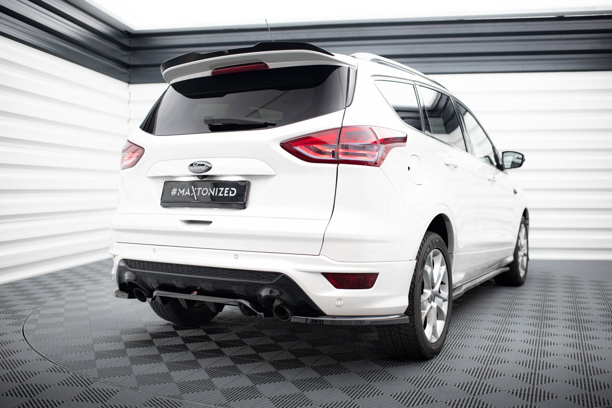 Maxton Mittlerer Diffusor Heck Ansatz DTM Look für Ford Kuga ST-Line Mk2 schwarz Hochglanz