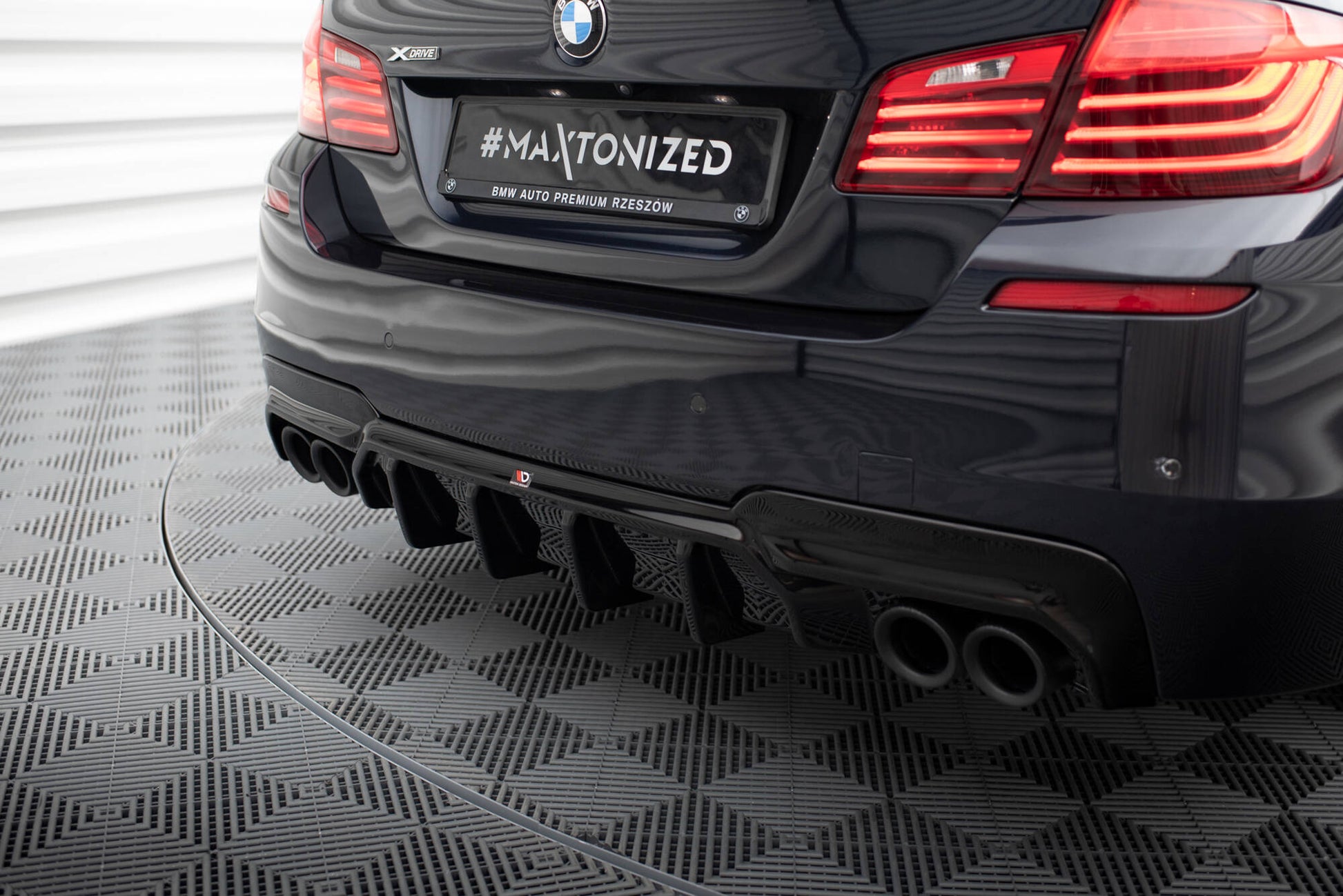 Maxton Diffusor Heck Ansatz V.2 für BMW 5er M-Paket F10 (Version mit zwei Doppelauspuffanlagen)