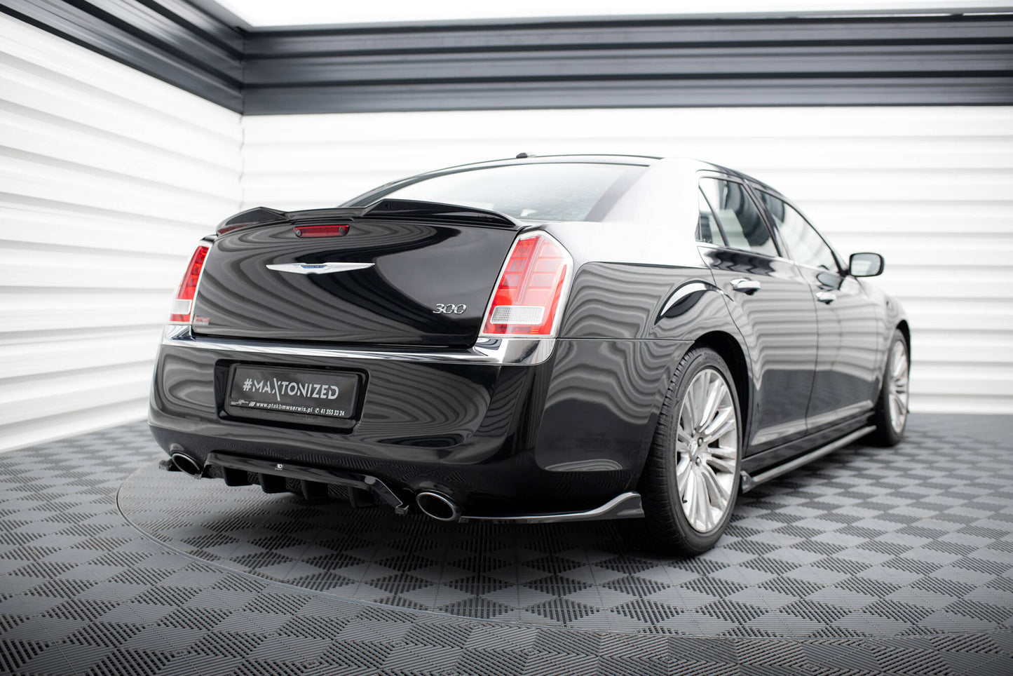 Maxton Mittlerer Diffusor Heck Ansatz DTM Look für Chrysler 300 Mk2 schwarz Hochglanz