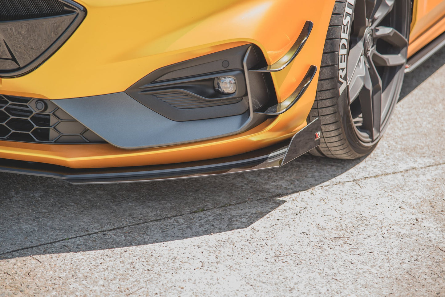Maxton Robuste Racing Front Ansatz für passend +Flaps für Ford Focus ST / ST-Line Mk4 schwarz Hochglanz