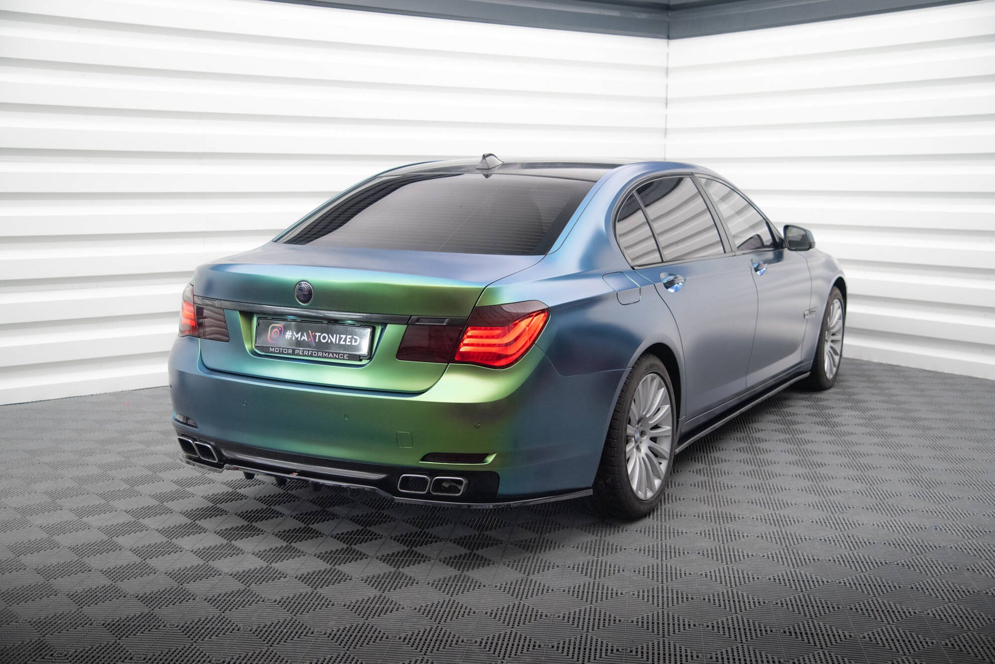 Maxton Mittlerer Diffusor Heck Ansatz DTM Look für BMW 7 F01 schwarz Hochglanz