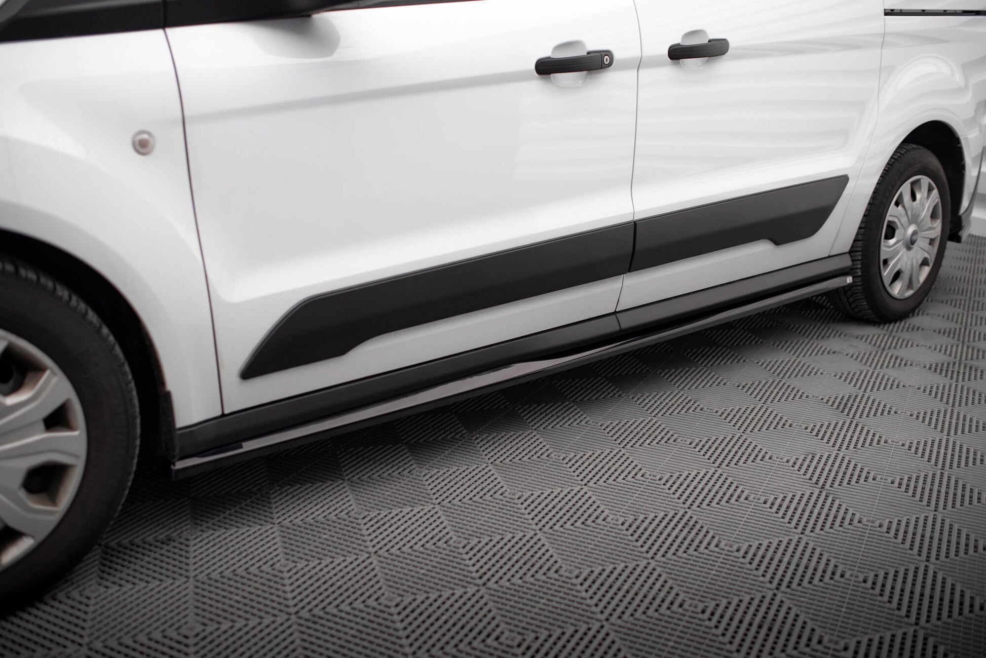 Maxton Seitenschweller Ansatz für Ford Transit Connect Mk2 Facelift schwarz Hochglanz