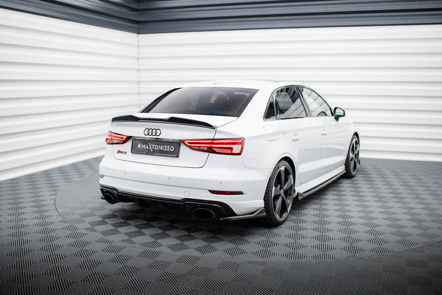 Maxton Heck Ansatz Flaps Diffusor V.3 für Audi RS3 Limousine 8V Facelift schwarz Hochglanz