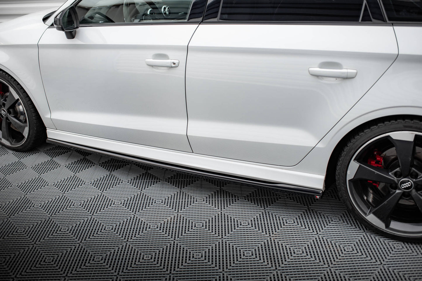 Maxton Seitenschweller Ansatz für V.2 für Audi RS3 Limousine 8V Facelift schwarz Hochglanz