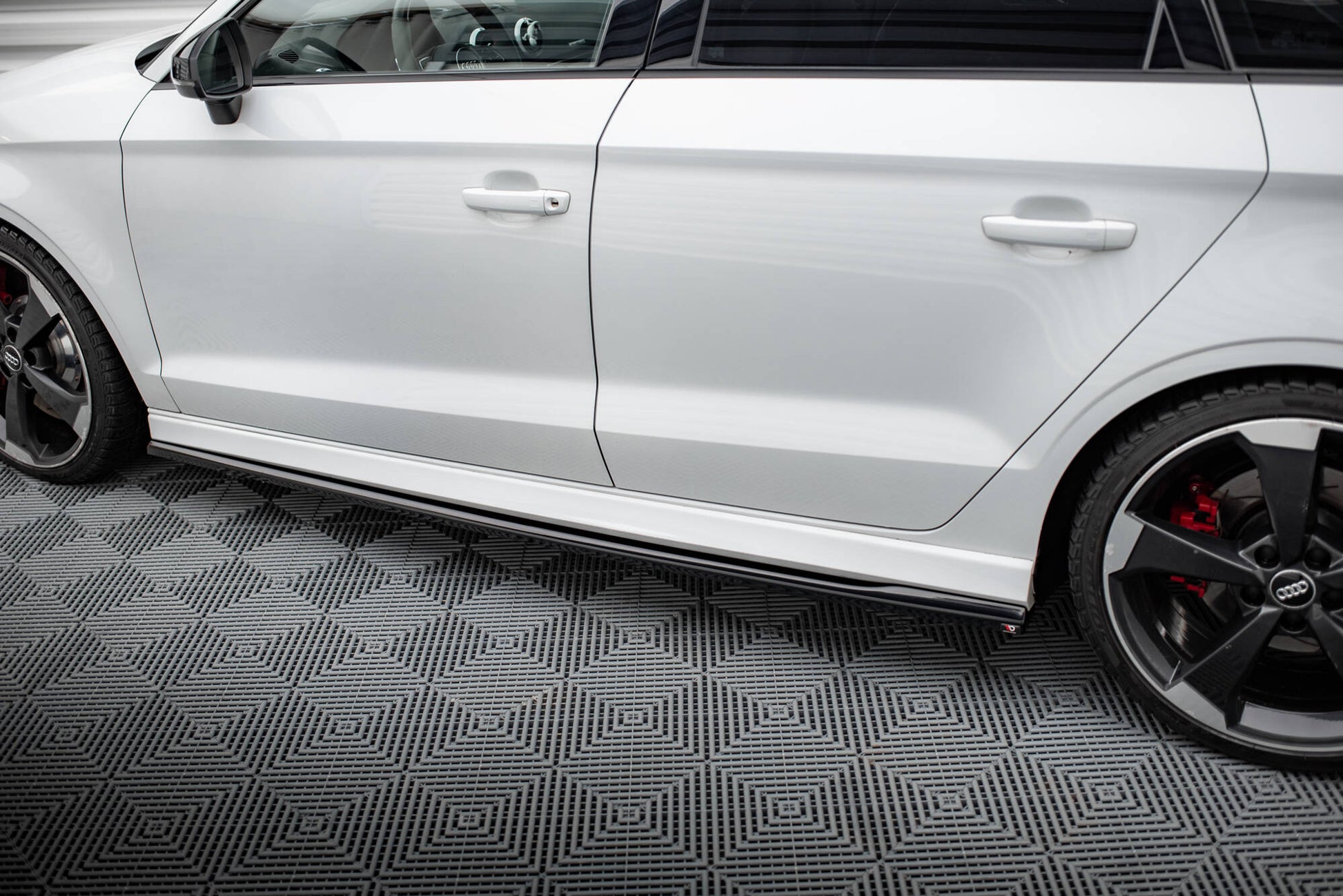 Maxton Seitenschweller Ansatz für V.2 für Audi RS3 Limousine 8V Facelift schwarz Hochglanz