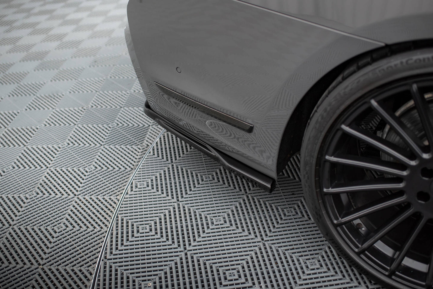 Maxton Hinten Splitter (mit einem vertikalem balken) V.2 BMW 7 G11 M-Paket Facelift schwarz Hochglanz