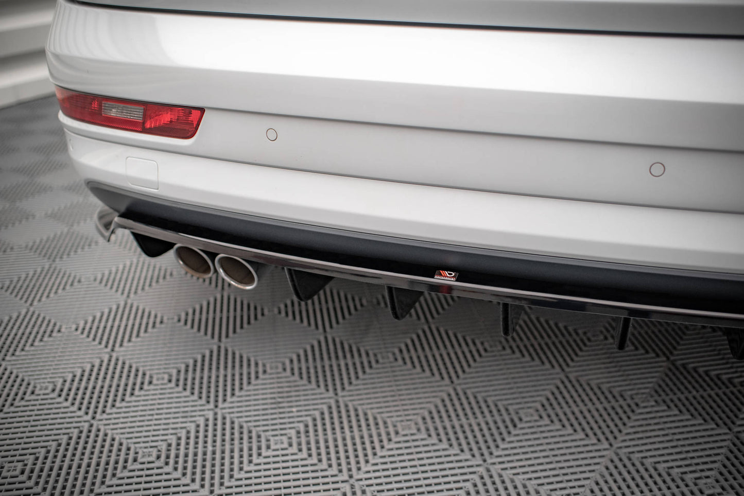 Maxton Mittlerer Diffusor Heck Ansatz DTM Look für Audi Q3 Sport 8U Facelift schwarz Hochglanz