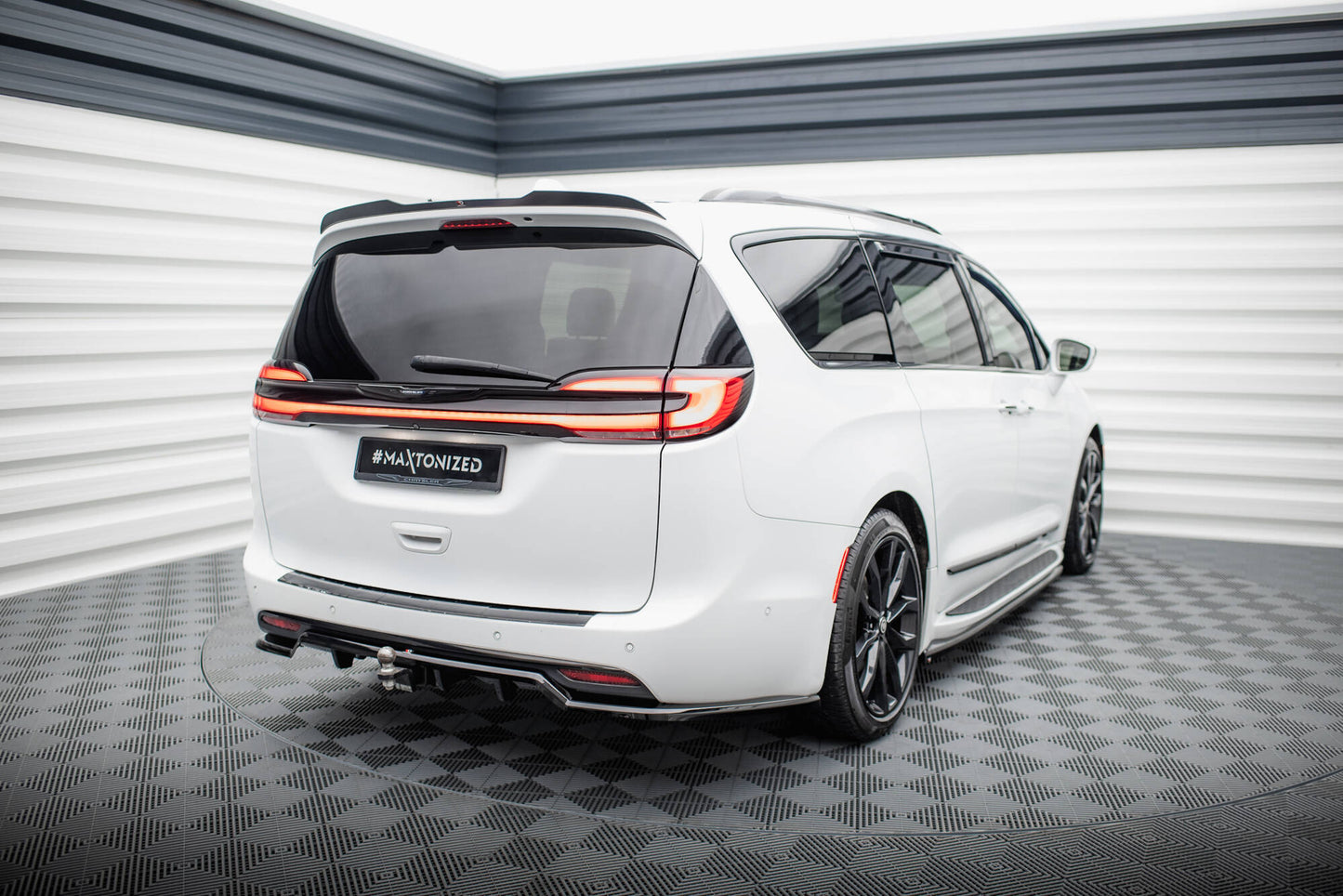 Maxton Mittlerer Diffusor Heck Ansatz DTM Look für Chrysler Pacifica Mk2 Facelift schwarz Hochglanz