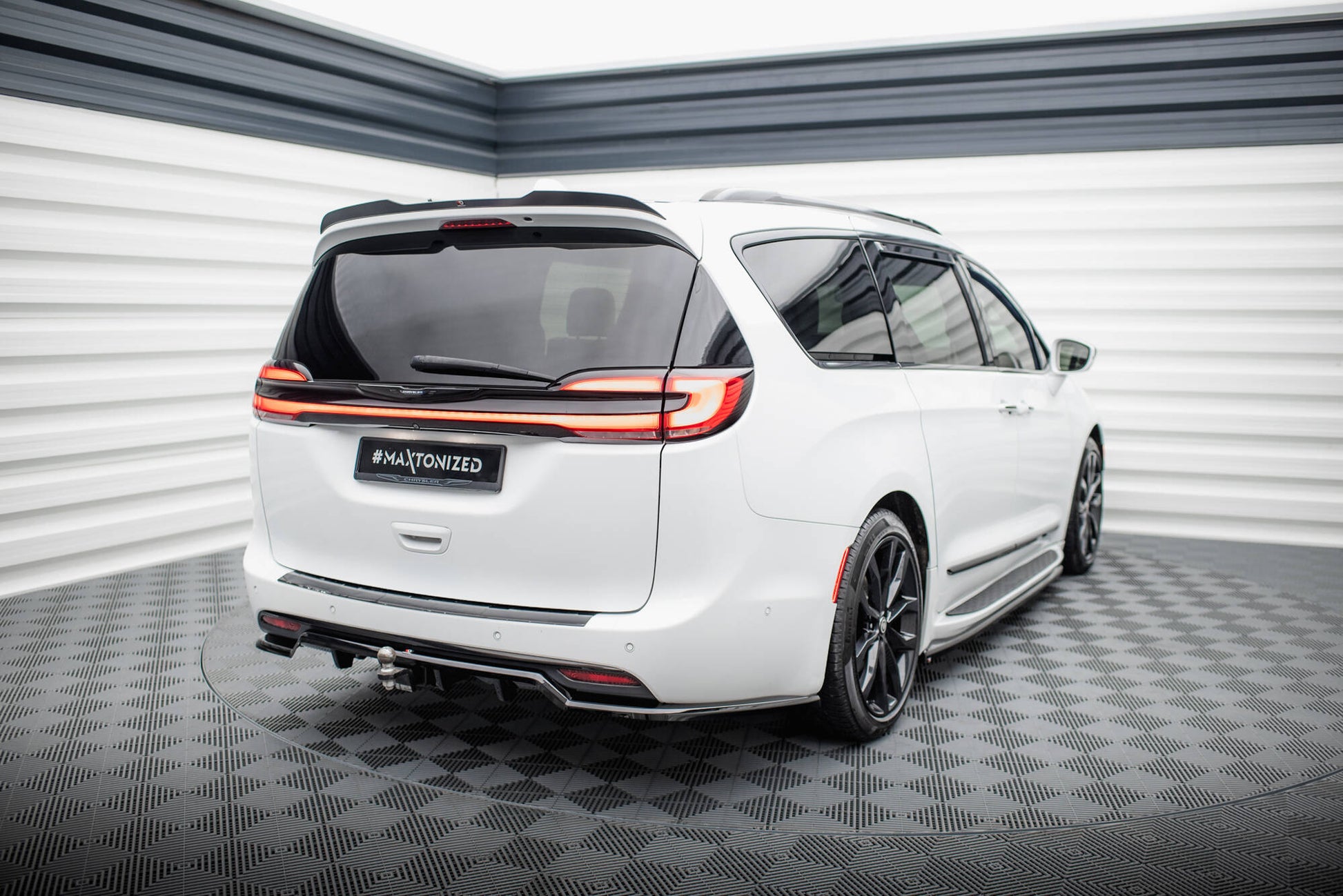 Maxton Mittlerer Diffusor Heck Ansatz DTM Look für Chrysler Pacifica Mk2 Facelift schwarz Hochglanz