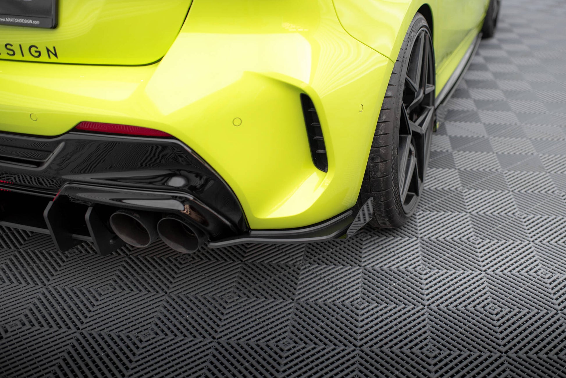 Maxton Street Pro Heck Ansatz Flaps Diffusor V.2 +Flaps für V.2 BMW 1er F40 M-Paket / M135i schwarz Hochglanz