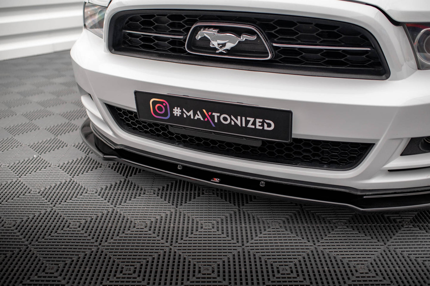 Maxton Front Ansatz für Ford Mustang Mk5 Facelift schwarz Hochglanz