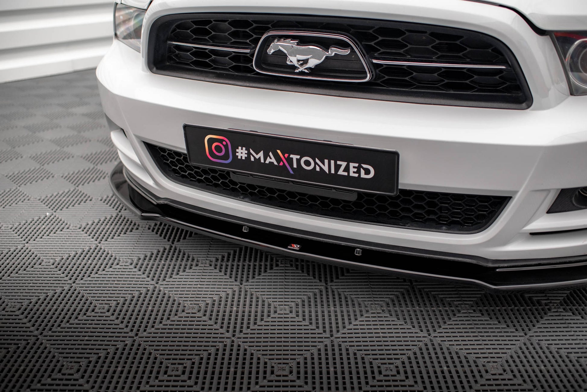 Maxton Front Ansatz für Ford Mustang Mk5 Facelift schwarz Hochglanz