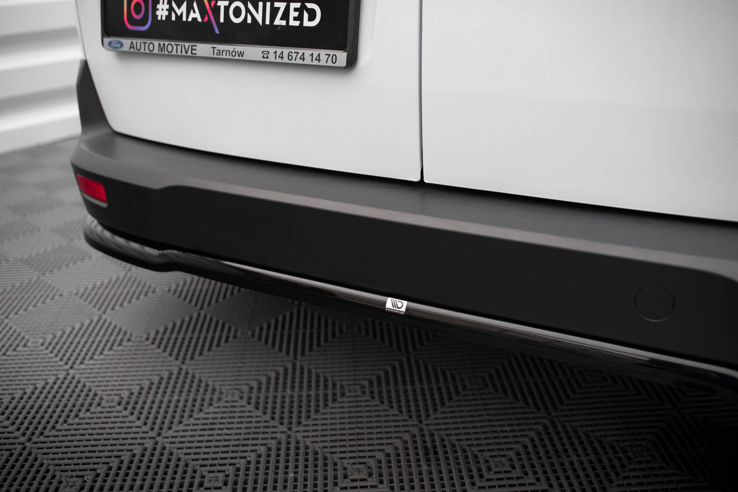 Maxton Zentrale Hinten Splitte Ford Transit Connect Mk2 Facelift schwarz Hochglanz