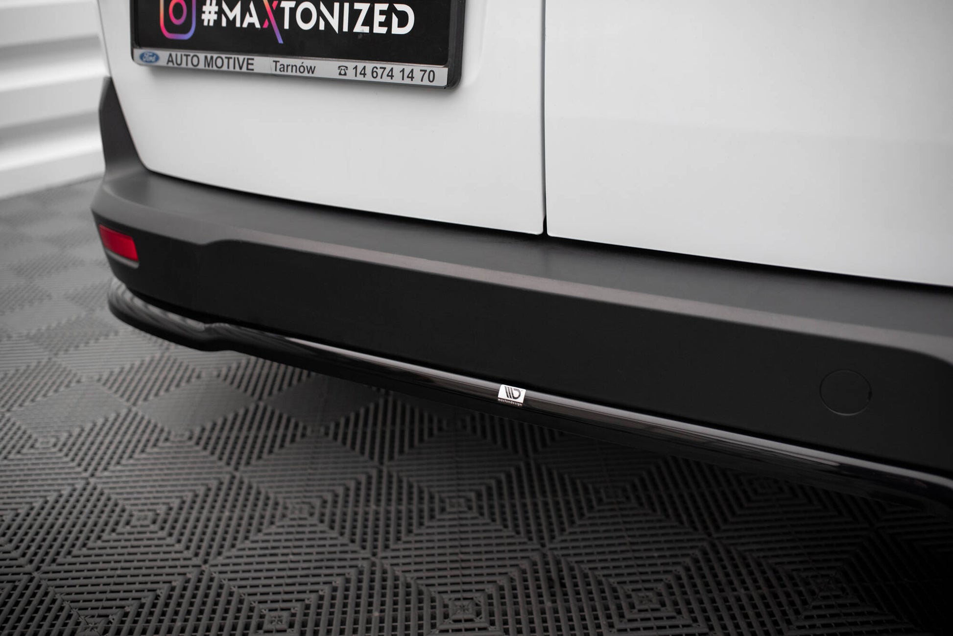 Maxton Zentrale Hinten Splitte Ford Transit Connect Mk2 Facelift schwarz Hochglanz