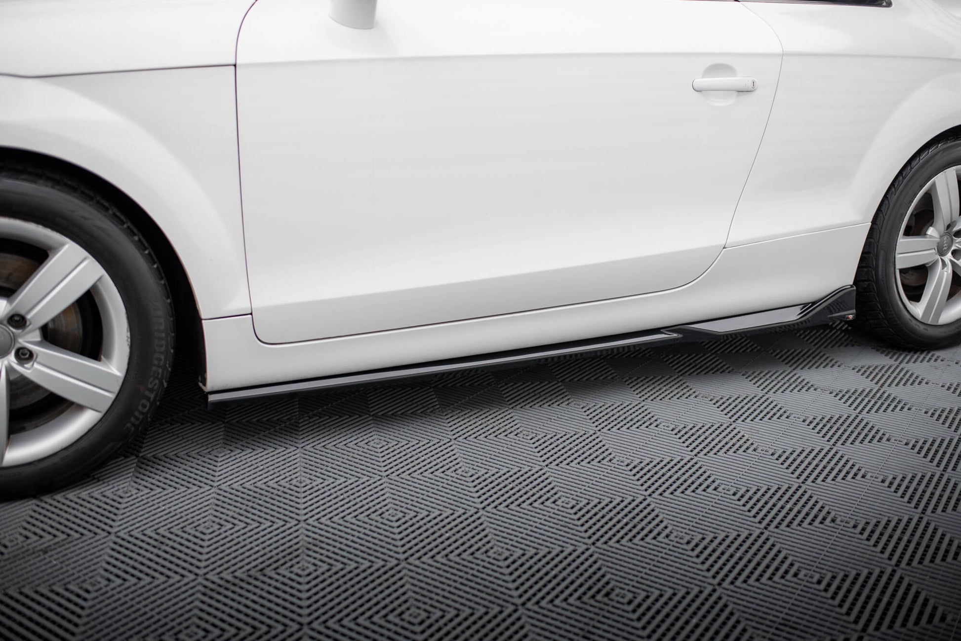 Maxton Seitenschweller Ansatz für Audi TT 8J schwarz Hochglanz