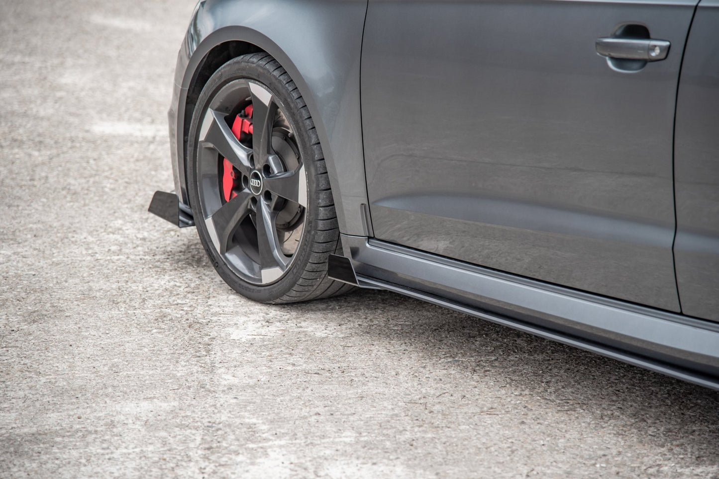 Maxton Robuste Racing Seitenschweller Ansatz für für + Flaps Audi RS3 8V Sportback schwarz Hochglanz