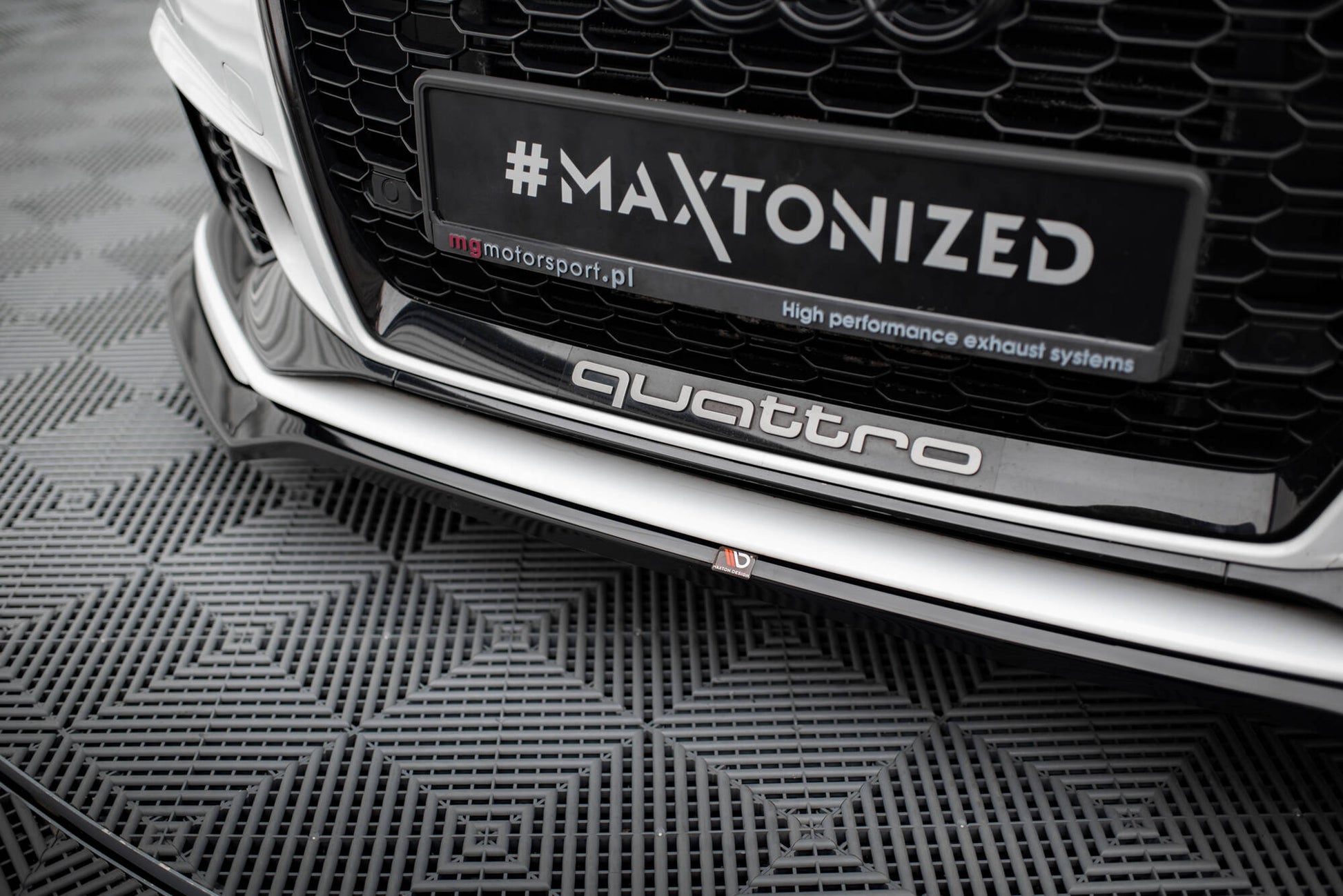 Maxton Front Ansatz V.5 für Audi RS3 Limousine 8V Facelift schwarz Hochglanz